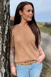 Marnie Tee | Camel Melange | Bluse fra Basic Apparel